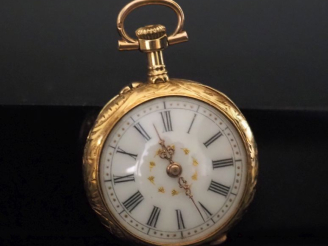 Vente aux enchères Montre de col Napoléon III de style Louis XV en or jaune 750.  Cadran 