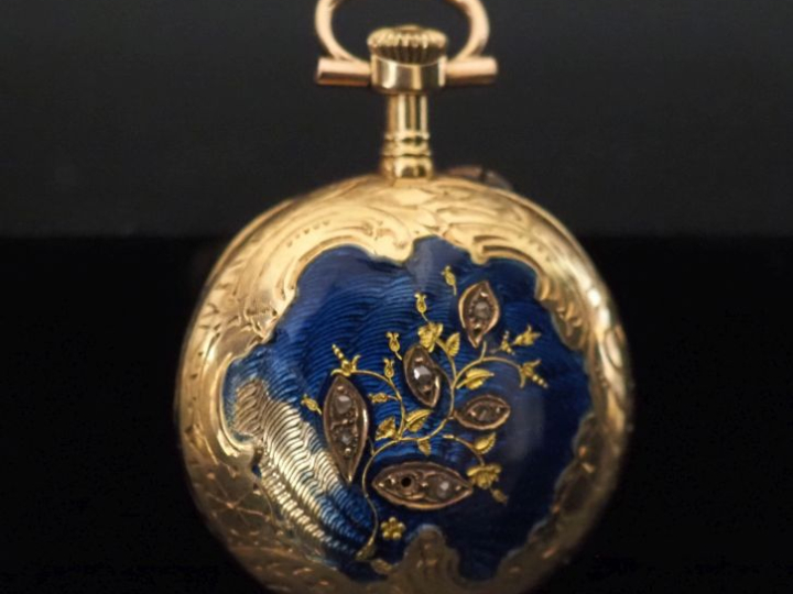 Montre de col Napoléon III de style Louis XV en or jaune 750.  Cadran 