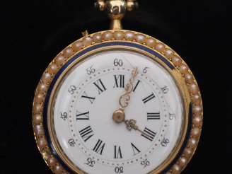 Vente aux enchères Montre de col Napoléon III en or jaune 750.  Cadran à chiffres romains