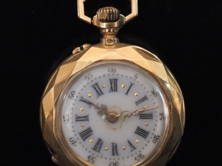 Petite montre de col Napoléon III à pans coupés en or jaune 750.  Cadr