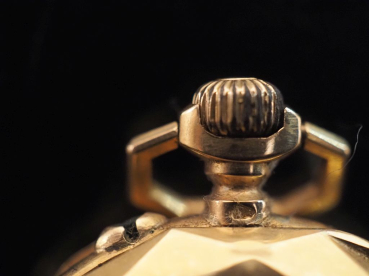 Petite montre de col Napoléon III à pans coupés en or jaune 750.  Cadr