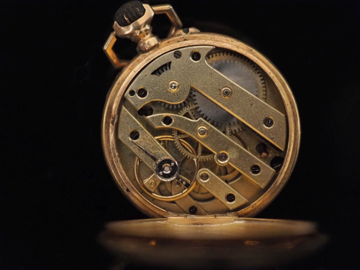 Petite montre de col Napoléon III à pans coupés en or jaune 750.  Cadr