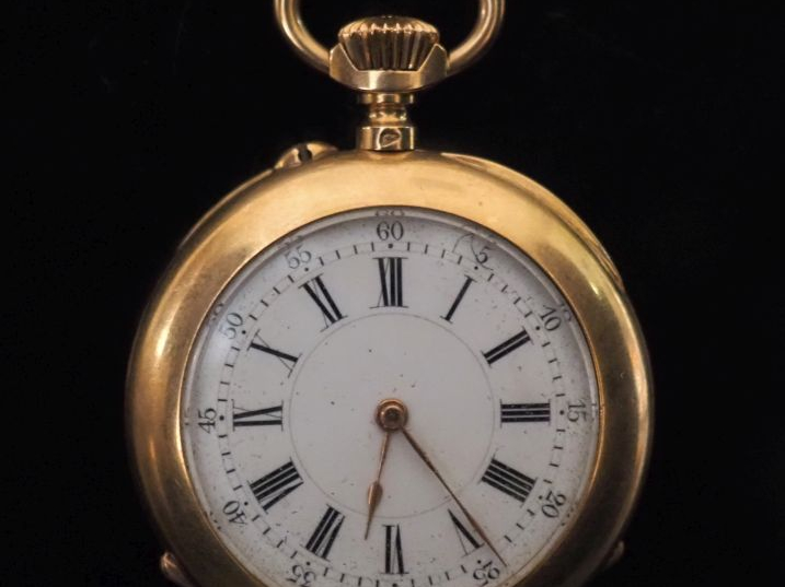 Petite montre de col Napoléon III en or jaune 750.  Cadran à chiffres 