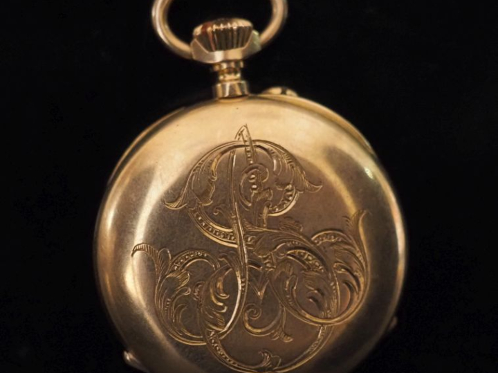 Petite montre de col Napoléon III en or jaune 750.  Cadran à chiffres 