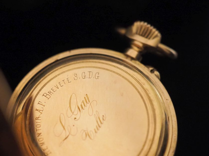 Petite montre de col Napoléon III en or jaune 750.  Cadran à chiffres 