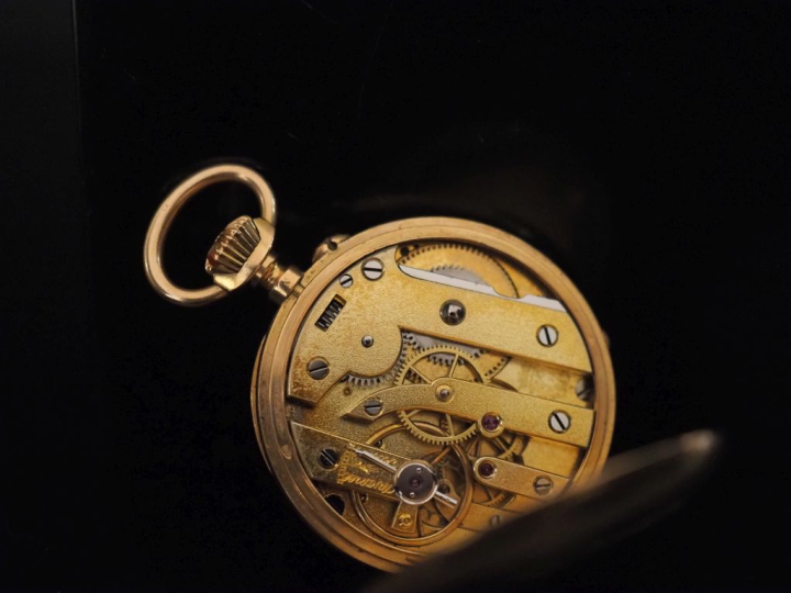 Petite montre de col Napoléon III en or jaune 750.  Cadran à chiffres 