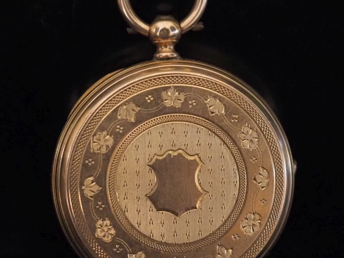 Petite montre de col Napoléon III en or jaune 750.  Cadran à chiffres 