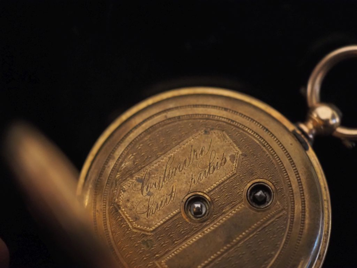 Petite montre de col Napoléon III en or jaune 750.  Cadran à chiffres 