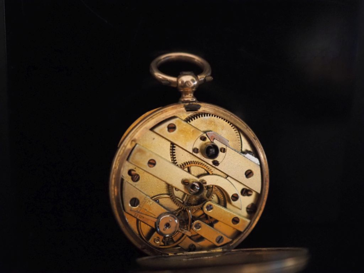 Petite montre de col Napoléon III en or jaune 750.  Cadran à chiffres 