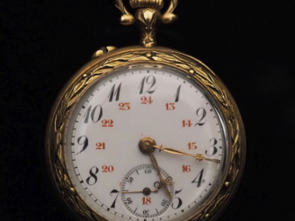 Vente aux enchères Ravissante montre de col Napoléon III en or jaune 750.  Cadran à chiff