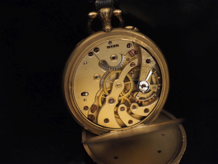 Ravissante montre de col Napoléon III en or jaune 750.  Cadran à chiff