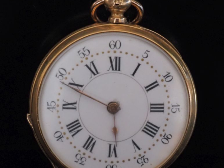 Montre de col Napoléon III en or jaune 750.  Cadran à chiffres romains