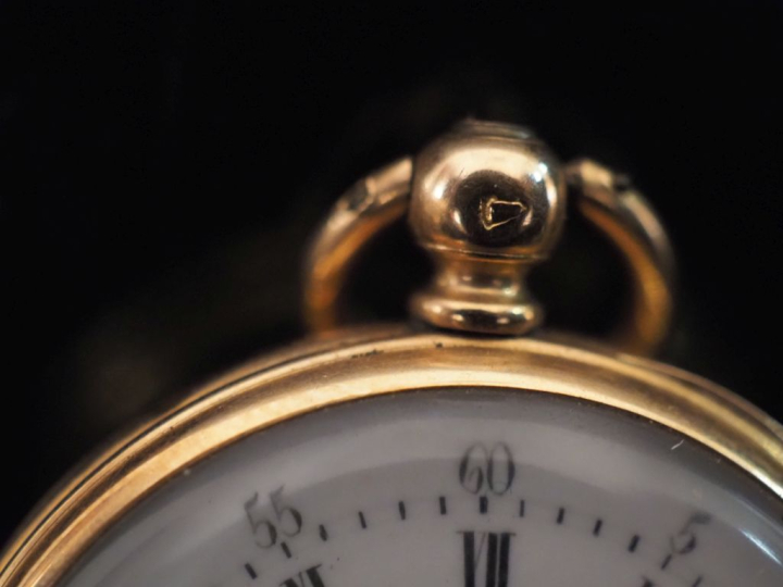 Montre de col Napoléon III en ro jaune 750.  Cadran à chiffres romains