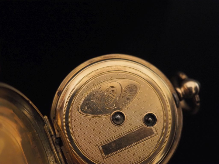 Montre de col Napoléon III en ro jaune 750.  Cadran à chiffres romains