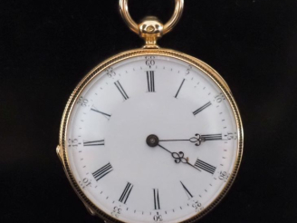 Vente aux enchères Montre de col Napoléon III en or jaune 750.  Cadra à chiffres romains 