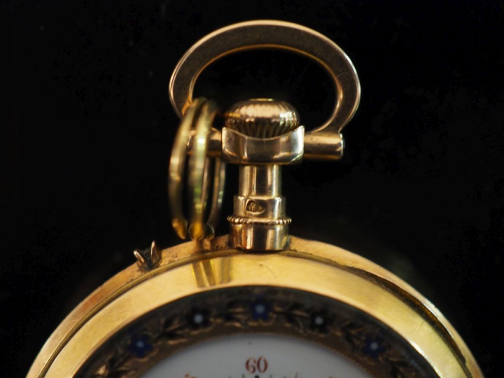 Montre de col Napoléon III en or jaune 750.  Cadran à chiffres romains