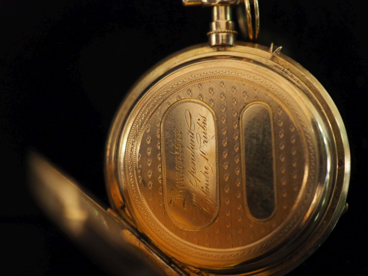 Montre de col Napoléon III en or jaune 750.  Cadran à chiffres romains