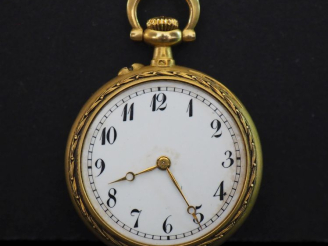 Vente aux enchères Montre de col Napoléon III de style Louis XVI en or jaune 750.  Cadran