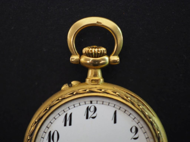 Montre de col Napoléon III de style Louis XVI en or jaune 750.  Cadran