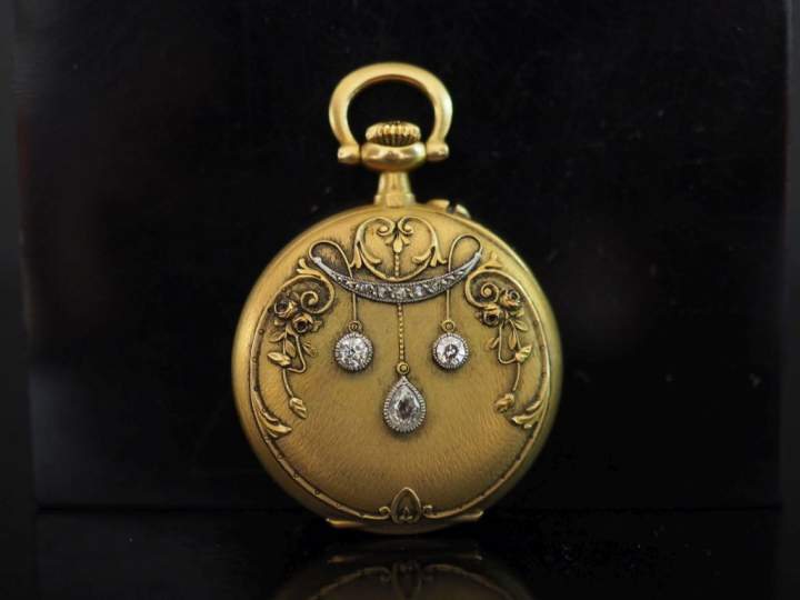 Montre de col Napoléon III de style Louis XVI en or jaune 750.  Cadran