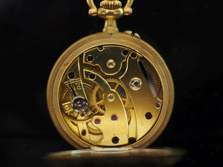 Montre de col Napoléon III de style Louis XVI en or jaune 750.  Cadran