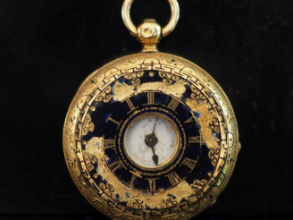 Vente aux enchères Ravissante petite montre de col Napoléon III demi savonnette en or jau