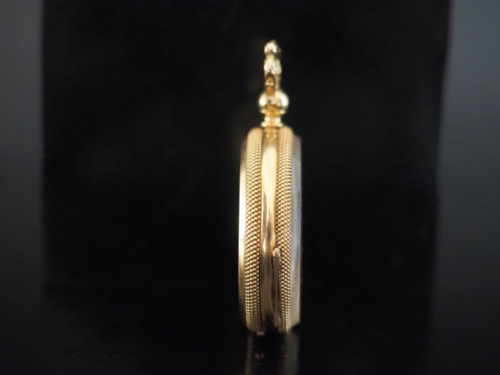 Montre de col Napoléon III en or jaune 750.  Cadran à chiffres romains