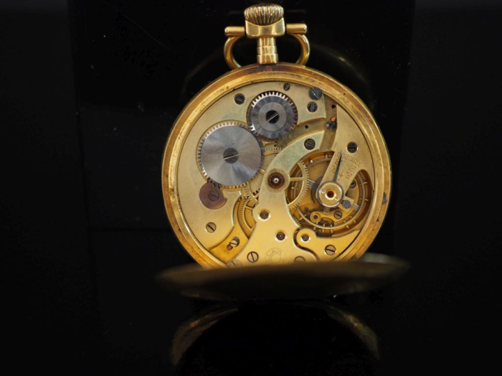 DOLLAR Montre de gousset en ro jaune 750. Cadran à chiffres arabes pou