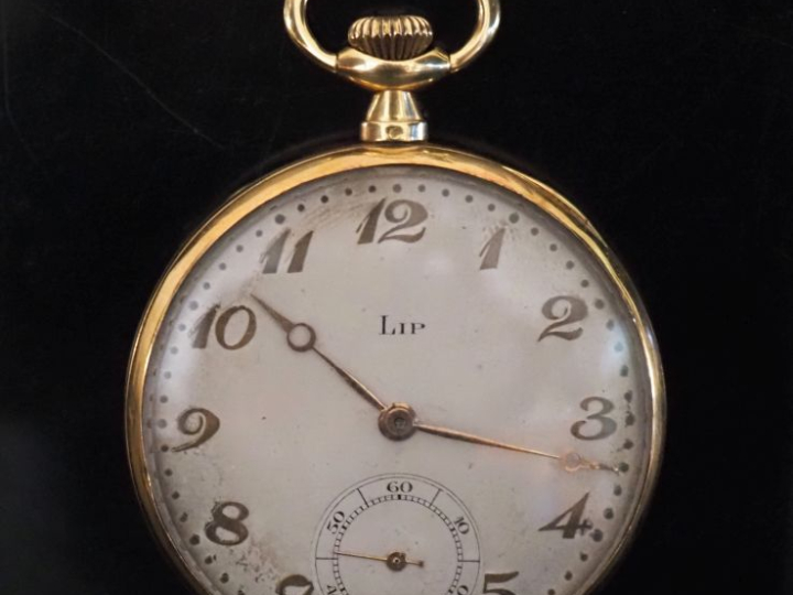LIP Montre de gousset en or jaune 750. Cadran à chiffres arabes dorés 
