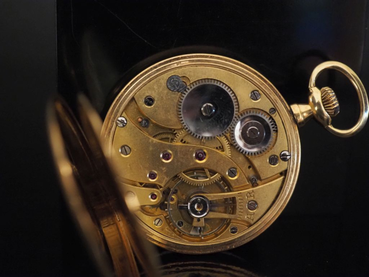 LIP Montre de gousset en or jaune 750. Cadran à chiffres arabes dorés 