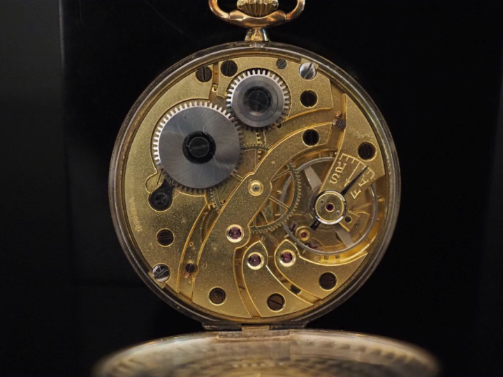 DOMINA Montre de gousset de style Art déco en or jaune 750.  Cadran à 