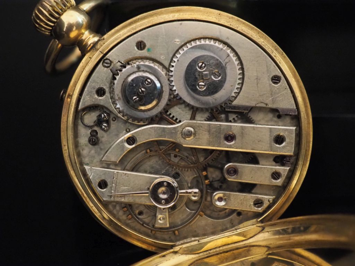 GENEVE Montre de gousset en or jaune 750.  Cadran à chiffres romains p