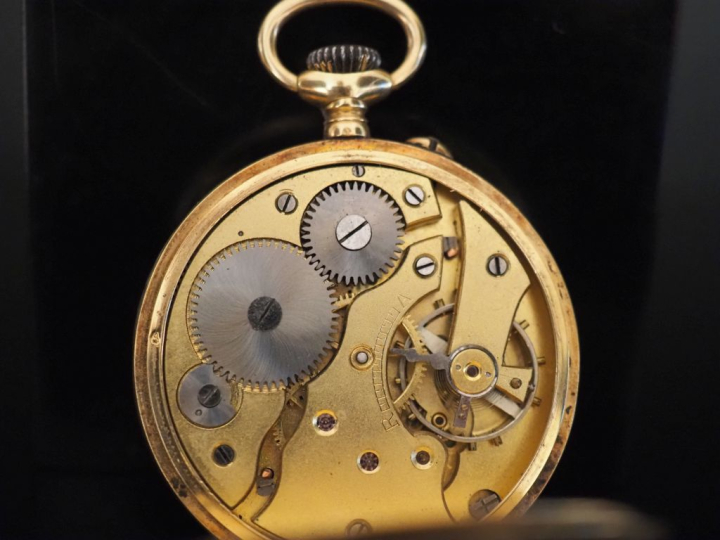 ULTRA Montre de gousset en or jaune 750.  Cadran à chiffres arabes noi