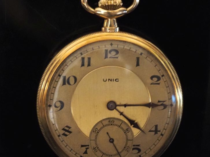 UNIC Montre de gousset en or jaune 750.  Cadran à chiffres arabes.  Co