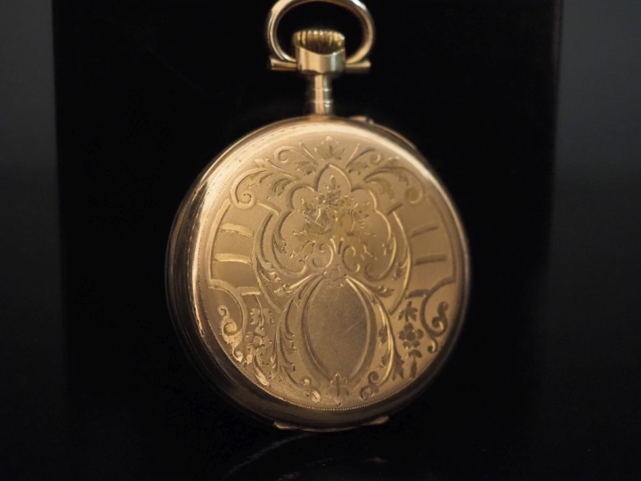 Montre de gousset en or jaune 750 et métal.  Cadran à chiffres arabes 