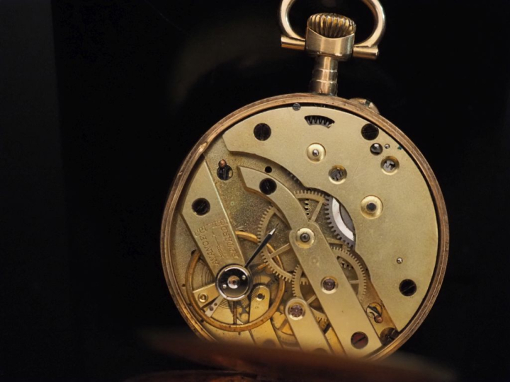 Montre de gousset en or jaune 750 et métal.  Cadran à chiffres arabes 