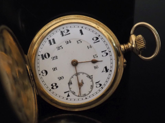 Vente aux enchères Montre savonnette aveugle en or jaune 750.  Cadran à chiffres arabes. 