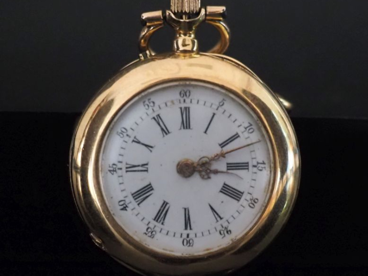 Montre de col en or jaune 750.  Cadran à chiffres romains pour les heu