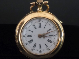 Vente aux enchères Montre de col en or jaune 750.  Cadran à chiffres romains pour les heu