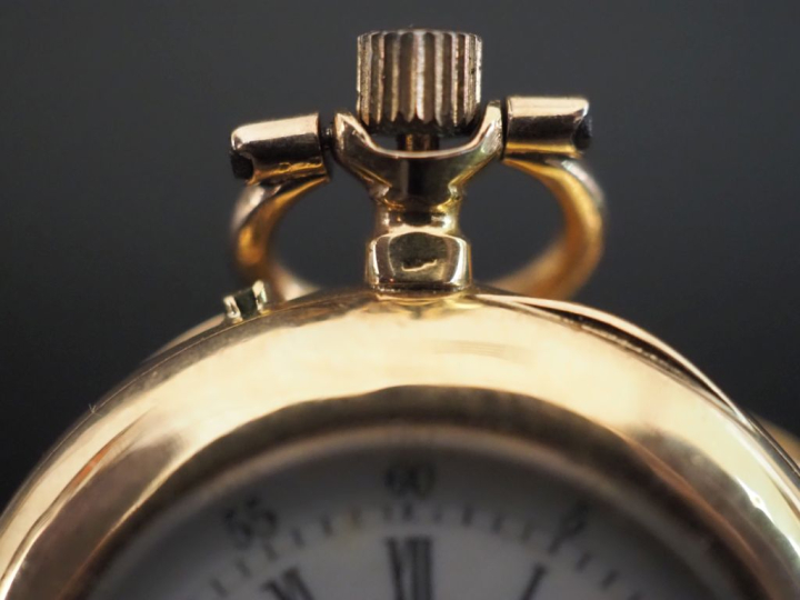 Montre de col en or jaune 750.  Cadran à chiffres romains pour les heu