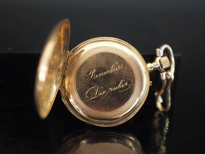 Montre de col en or jaune 750.  Cadran à chiffres romains pour les heu