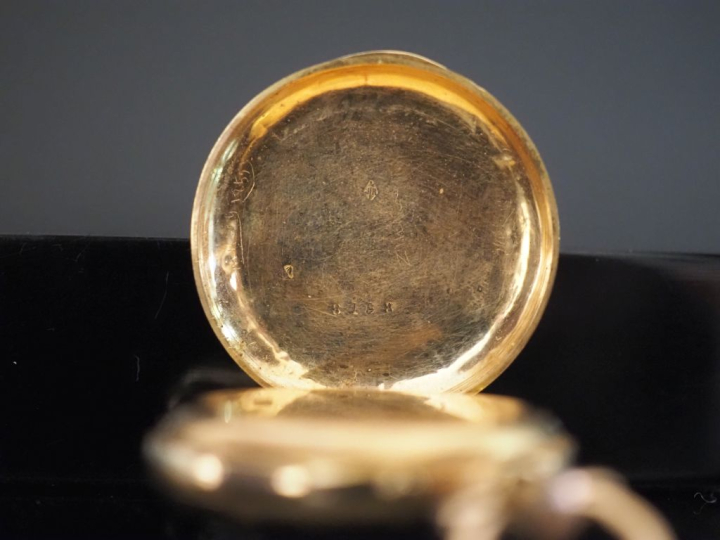 Montre de col en or jaune 750.  Cadran à chiffres romains pour les heu