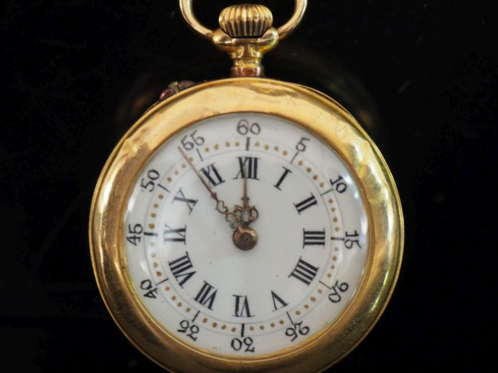 Petite montre de col en or jaune 750.  Cadran à chiffres romains pour 