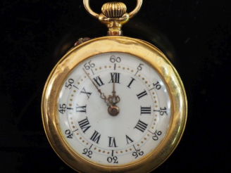 Vente aux enchères Petite montre de col en or jaune 750.  Cadran à chiffres romains pour 