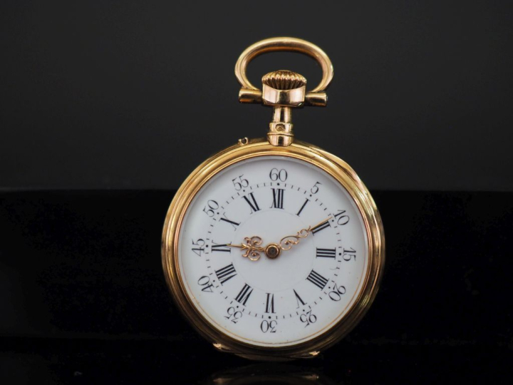 Petite montre de col en or jaune 750. Cadran à chiffres romains pour l