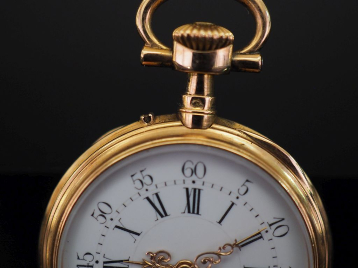 Petite montre de col en or jaune 750. Cadran à chiffres romains pour l