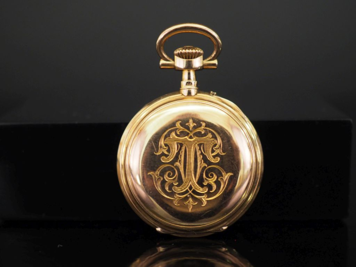 Petite montre de col en or jaune 750. Cadran à chiffres romains pour l