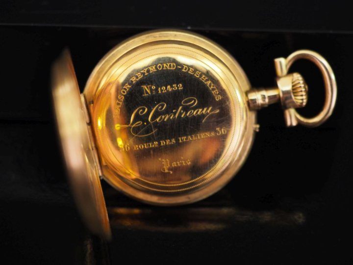 Petite montre de col en or jaune 750. Cadran à chiffres romains pour l