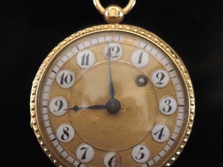 Montre de col en or jaune 750 de style Louis XVI. Le cadran à décor de