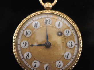 Vente aux enchères Montre de col en or jaune 750 de style Louis XVI. Le cadran à décor de